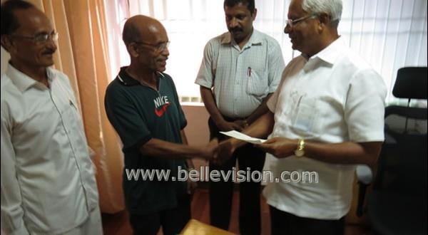 Mlore MLA J R Lobo hands over Cheque of CM's Relief Fund to Shaktinagar Resident