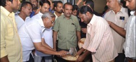 Mangalore DK bandh-J R Lobo distributes free food to stranded passengers