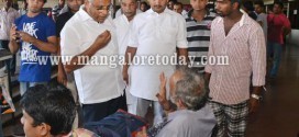 Vijayakumar Shetty, J R Lobo distribute food to stranded passengers at KSRTC bus stand