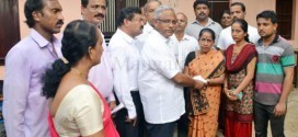 Mangalore J R Lobo Hands over Cheque for Rs 70,000 as Relief for Fire Damage