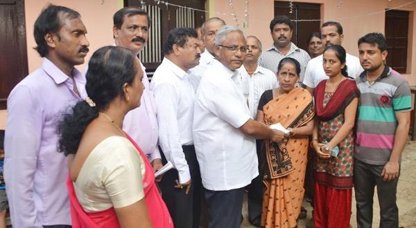 Mangalore MLA J R Lobo hands over compensation cheque to Kasturi, to repair house