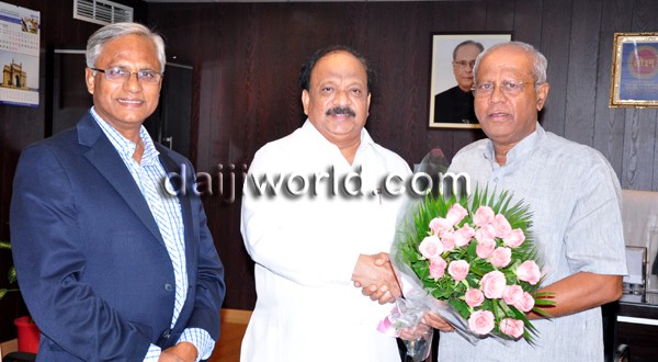 Mangalore-Kuwait flight: J R Lobo, Roshan Baig meet Air India MD, aviation minister
