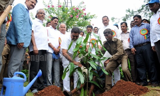 Mangalore: Plant For The Planet! ' Laksha Vriksha'- a Campaign to Plant 1 Lakh Trees Launched at Kadri Park