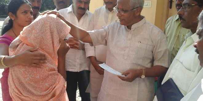 ಪರಿಹಾರ ಧನ ವಿತರಣೆ