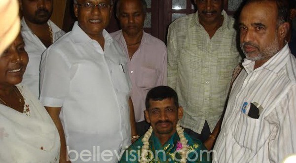 M’lore: MLA J R Lobo felicitates traffic volunteer Abdul Rauf