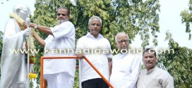 The Congress activists exchange words in Congress sevadala Program in front of Gandhi’s Statue.