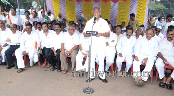 Mangaluru: Congress protests against land bill, terms it ‘anti-farmer’