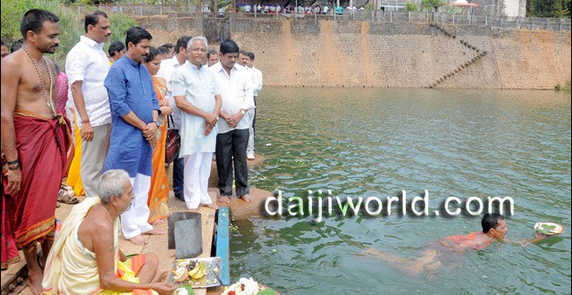 Ramanath Rai offers ‘Ganga Pooja’, ‘Bagina Arpane’ at Thumbe