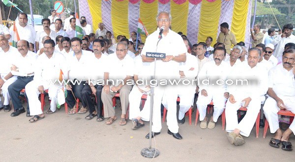District congress protests against the governments Land Bill amendment.