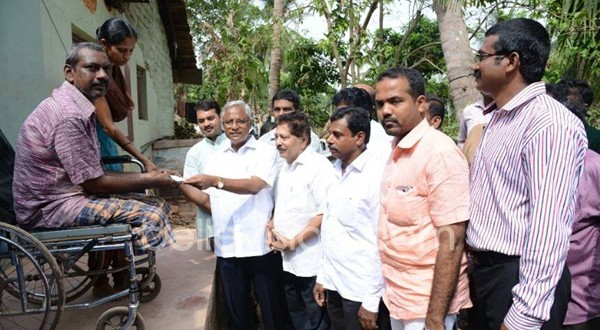 Mangaluru: MLA J R Lobo hands over Rs 70,000 to renovate collapsed house