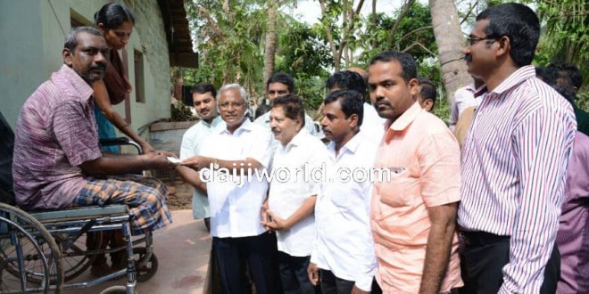 M'luru: J R Lobo hands over Rs 70,000 for house renovation