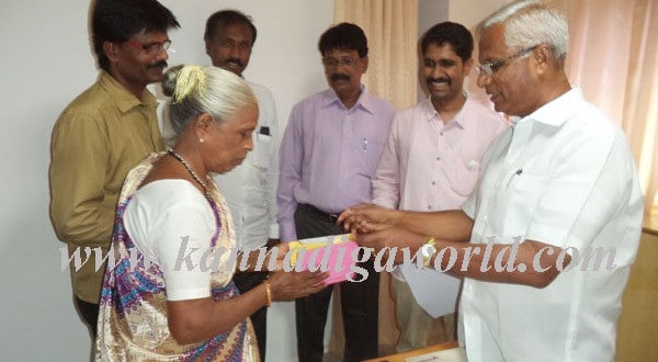 MLA JR Lobo handed over’s cheque to anther family