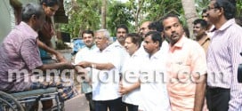 Mangaluru: MLA J R Lobo Hands over Rs 70,000 Cheque to Dayakar Bangera