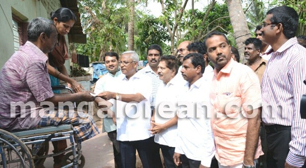 Mangaluru: MLA J R Lobo Hands over Rs 70,000 Cheque to Dayakar Bangera