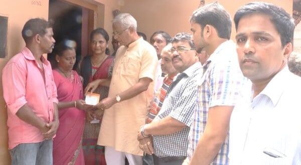 M’luru: Youth Congress donates for medical treatment of ailing son