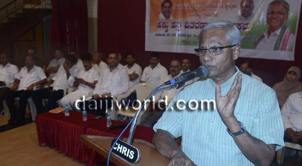 Mangaluru: MLA Lobo distributes title deeds to 400 families at Bendorwell