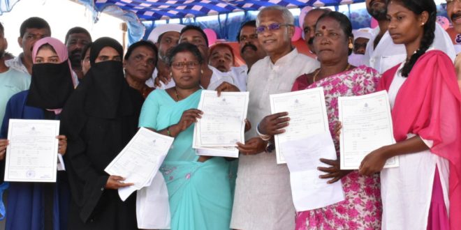 ಬೆಂಗ್ರೆಯಲ್ಲಿ ಹಕ್ಕು ಪತ್ರ ವಿತರಣೆ
