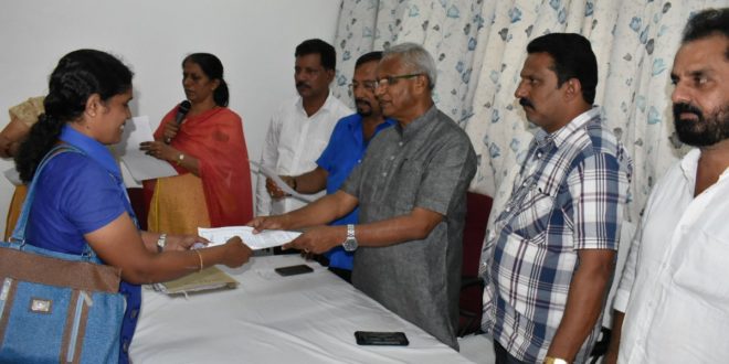ಹಕ್ಕು ಪತ್ರ ವಿತರಣೆ